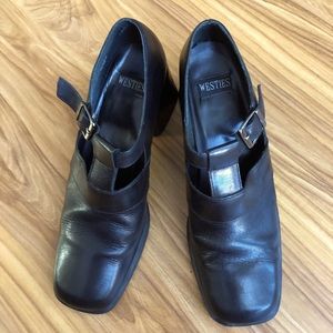 Black leather heeled shoes with ankle straps sz9.5